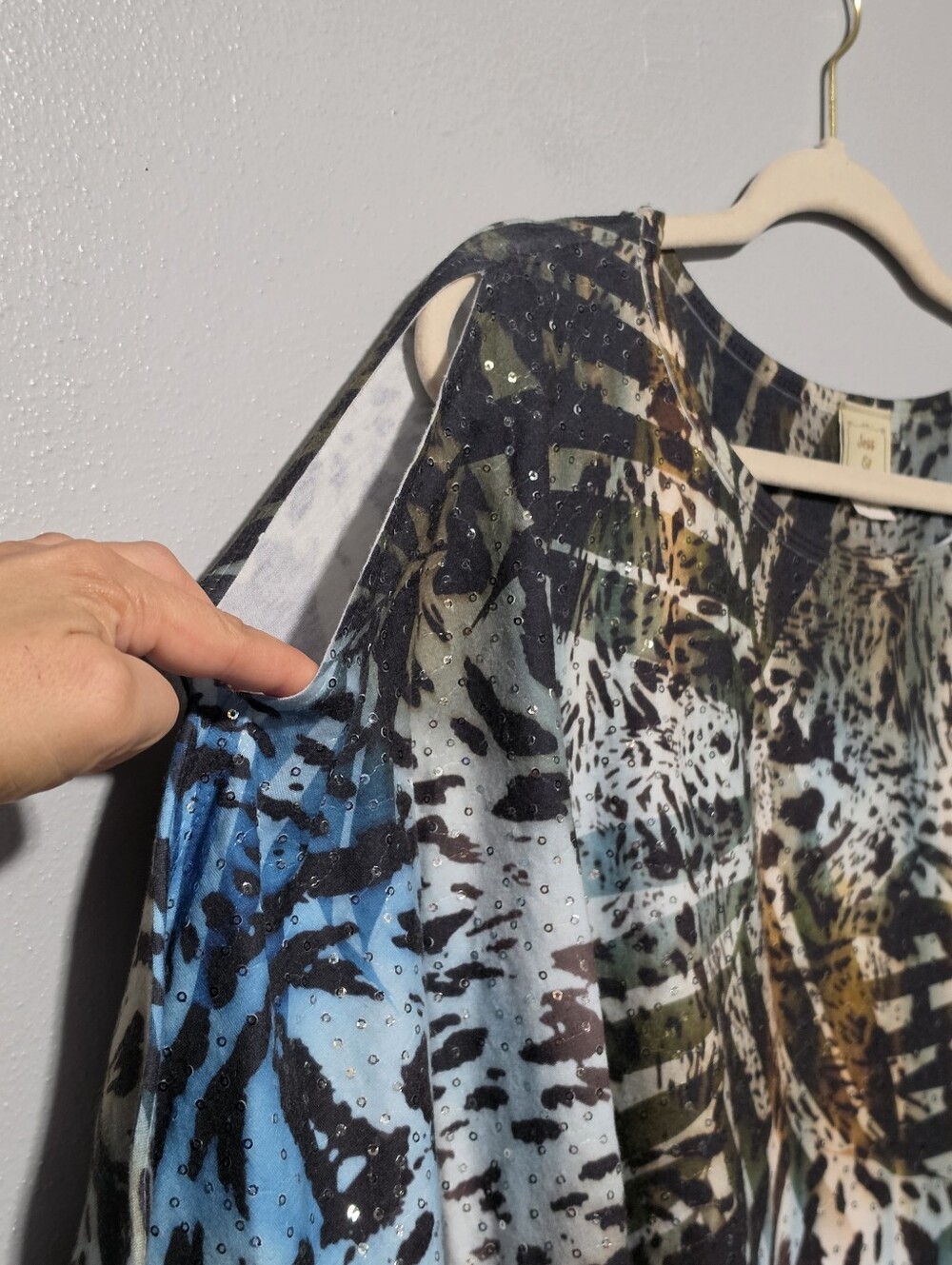 JESS & JANE Blouse Women's Plus 2X Blue Animal Print Cold Shoulder Rhinestones - Picture 4 of 9